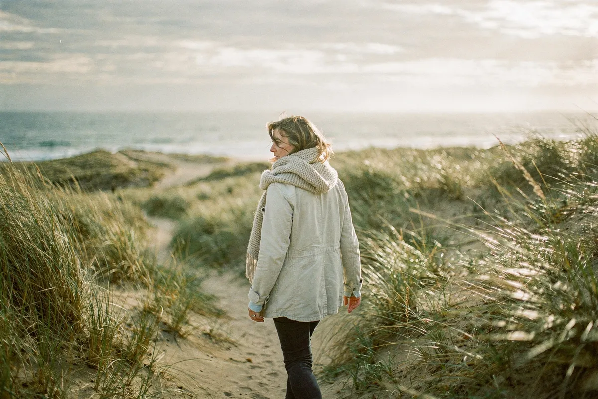 Femme en balade matinale sur les dunes de la côte vendéenne au début de l'automne